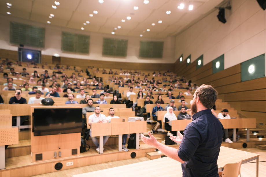 Studierende an der TU Hamburg im Hörsaal.