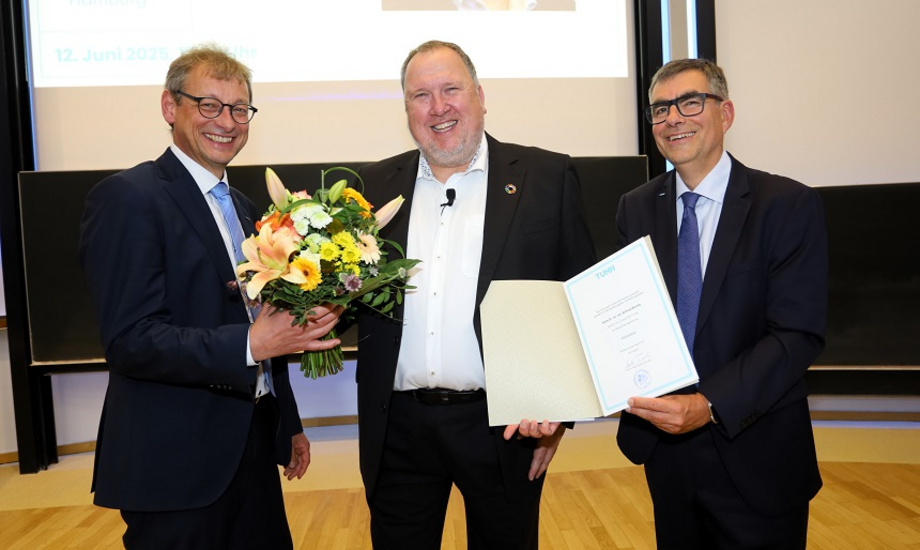 TU-Präsident Andreas Timm-Giel überreicht die Ernennungsurkunde im Beisein von Prof. Andreas Liese