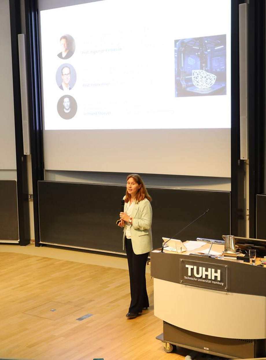 Frau Prof. Smirnova spricht am Podium
