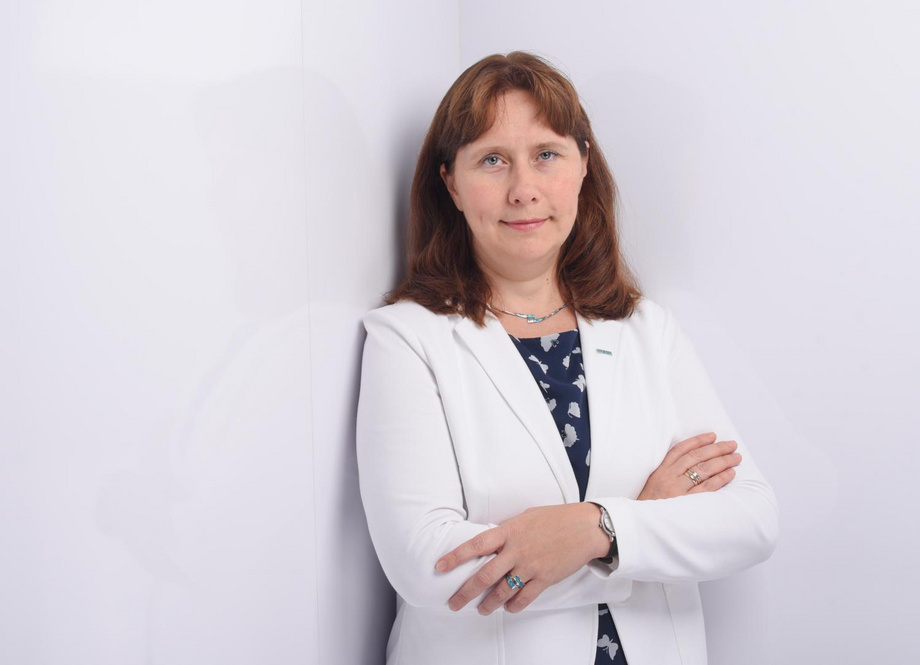 Portrait von Irina Smirnova vor weißem Hintergrund