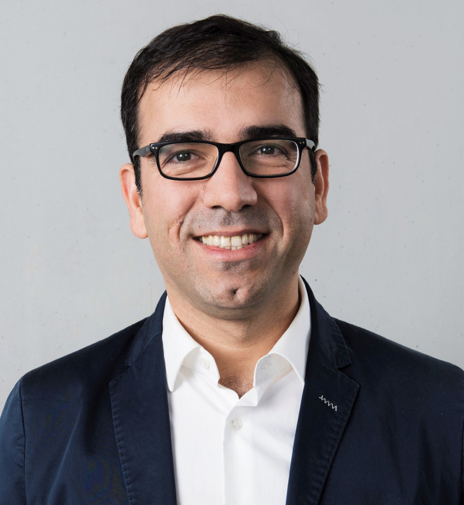 Portrait von Nima Shokri vor grauem Hintergrund