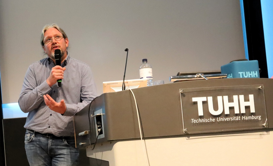 Prof. Kulau spoke in the Audimax II of the TU Hamburg.
