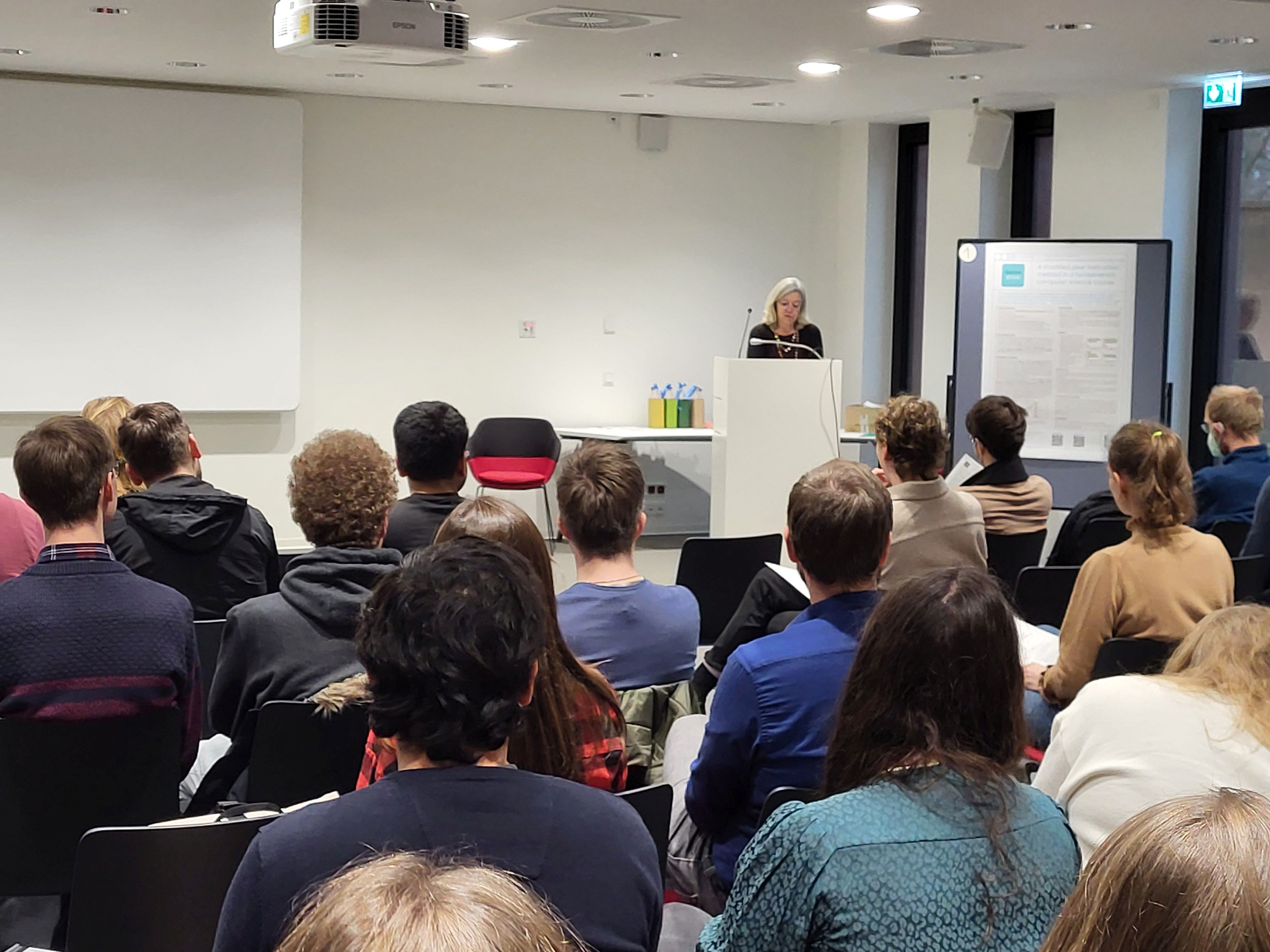 Prof. Fischer presents the I³ProTeachING certificates recognized in the doctoral supplement of the TU Hamburg to the graduates.
