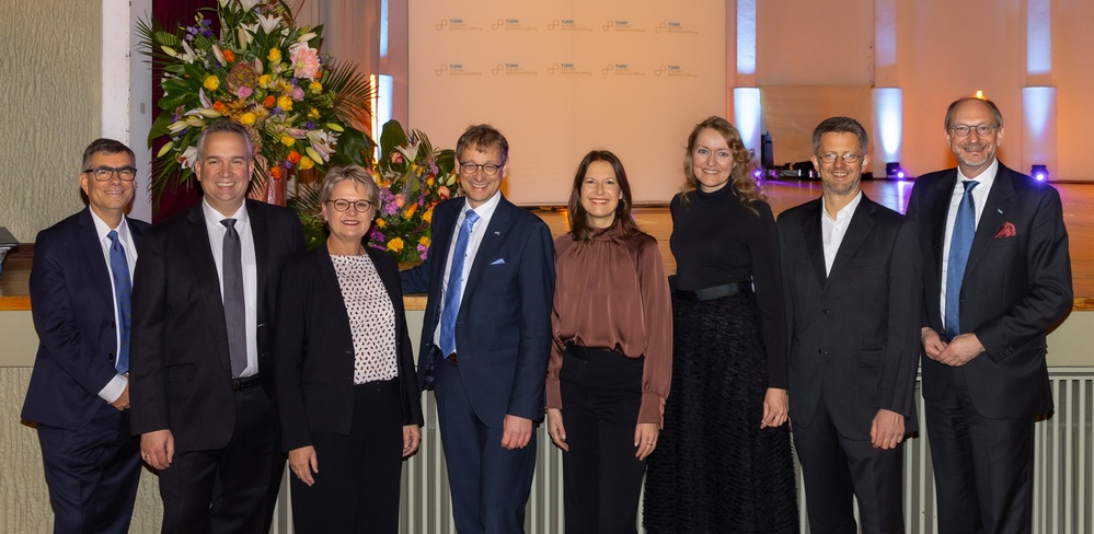 In attendance (from left to right): Prof. Andreas Liese, Prof. Thorsten Kern, Siemens representative Sonja Neubert, TU President Andreas Timm-Giel, Alumni Relations managers Vera Lindenlaub and Kristin Schreiber (NIT), and the head of university strategy Ralf Grote.
