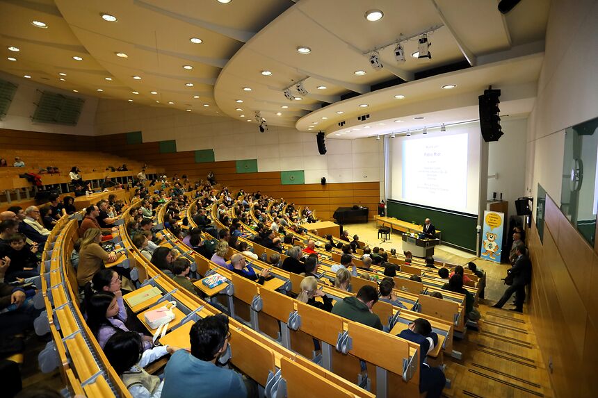 the auditorium of TUHH filled with young students