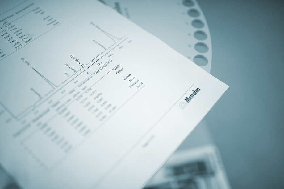 Ein Blattpapier mit Analysewerten